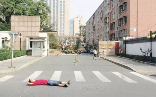 青山周平在微博上发的一张照片，展示了他对人类共享城市空间的理解