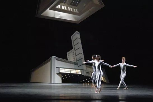 丹尼尔·阿尔轩为Merce Cunningham舞蹈演出制作的舞台装置《Odeon》，2007年