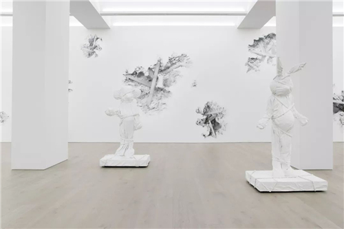 
“丹尼尔·阿尔轩：3018”个展现场，贝浩登画廊（纽约），2018年，图片提供：艺术家与贝浩登画廊