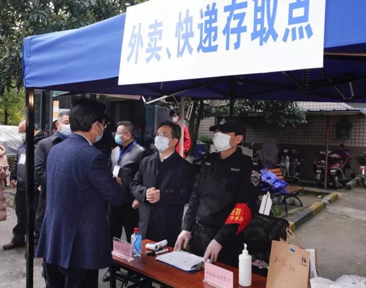 ▲ 周江勇赴下城区检查防控工作，来到凤起苑小区