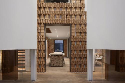 室内空间的营造强调老材质与新结构和新材质本身的平衡和联系  ©Archi-EXIST