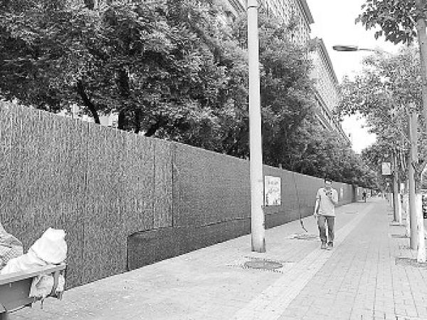 诚基中心和平路临街的<a style='color:#6699FF;font-size: 16px;' href='http://www.jnhouse.com/lpzs/list.php?switch=1&type=4'>商铺</a>已经用绿色的挡板围了起来