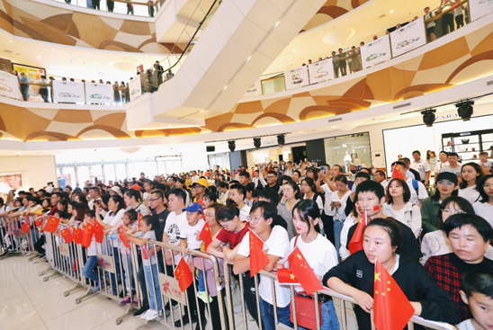 2019年10月1日，顾客在烟台大悦城观看大阅兵直播