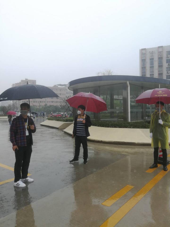 雨天现场与一线人员一起站岗