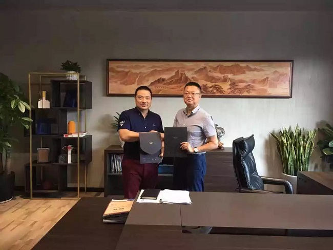 梦洁集团CEO 李菁（右）和梦洁家居总经理 谢志（左）