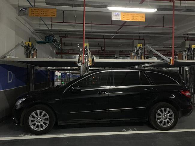 地下車庫內(nèi)，記者發(fā)現(xiàn)一輛大型轎車，單個(gè)車位不夠停。 黃瓊攝