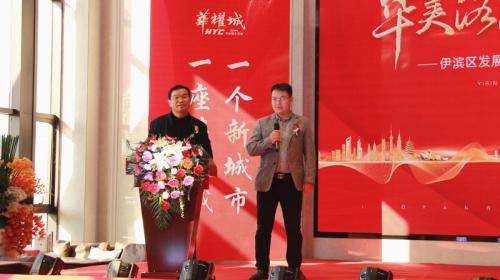 刘玉来（左）、陈少乐与现场媒体互动