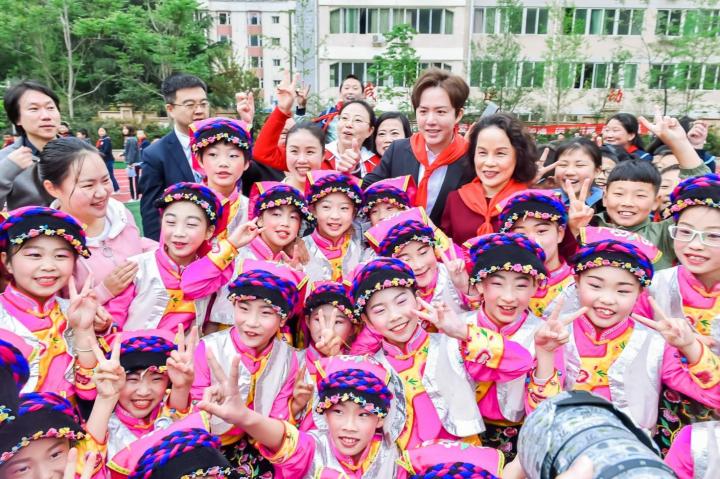 2018年4月13日，钢琴家李云迪在星河湾集团全资捐建项目——四川省汶川县第一小学与孩子们分享自己的追梦故事。