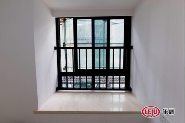 窗台石采用人造石铺贴，整体观感效果好