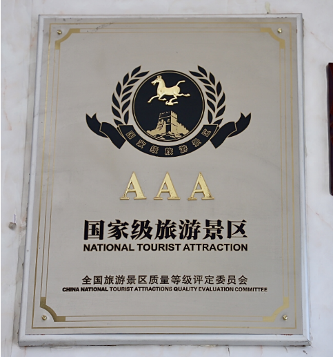 爱悦湾的壁画主题各异，相当于一个24小时艺术馆