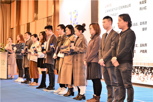 大金领导为获奖设计师颁奖