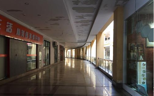 建成9年，空铺9成，明发商业广