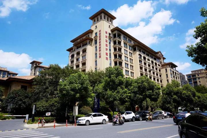 杭州余杭绿城蓝庭护理院，与蓝庭老年颐养公寓形成医养结合体，接收身体患有多种慢性疾病、中风后遗症、大型术后及需临终关怀的失能失智老人。