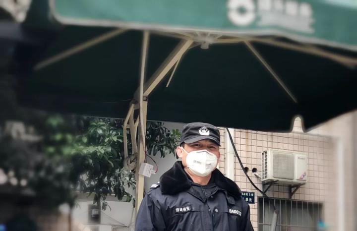 口罩遮挡，看不清你的长相，但这是我们见过最美的面孔。