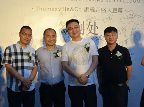陕西锋尚实业有限公司董事长王晓锋与嘉宾合影