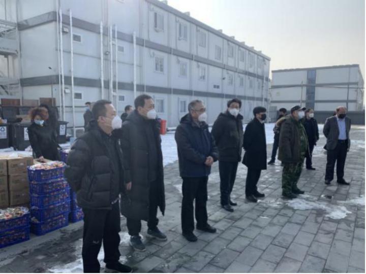 机关事务管理局副局长、宽沟会议中心主任李季带领宽沟会议中心领导班子全体成员、首开实业公司总经理张德民和副经理孙刚来到召里医学观察区进行慰问