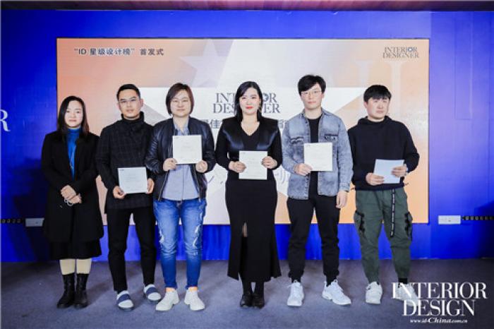 袁朝辉女士为入选榜单一级设计师的设计师、设计师代表颁奖