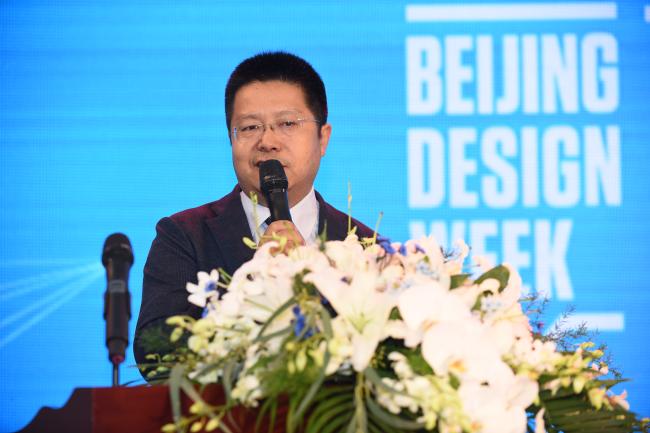 北京国际设计周组委会办公室副主任王昱东介绍本届设计之旅亮点