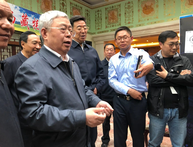 国务院扶贫开发领导小组副组长，扶贫办党组书记、主任刘永富（左二）