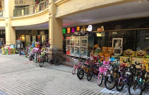 建成9年，空铺9成，明发商业广