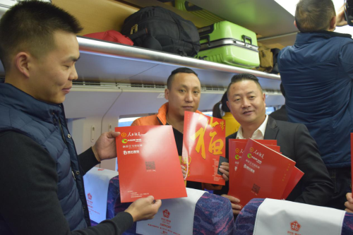 大自然家居（中国）有限公司集团市场总部总经理姚武鹏先生为旅客送福袋