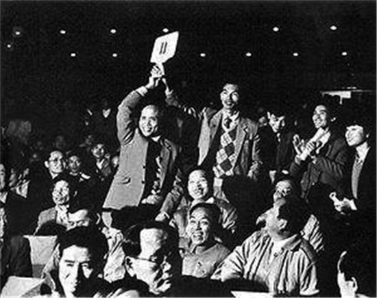1987年12月1日,深圳敲响土地拍卖槌