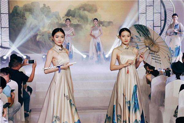 发布会开场——千里江山图走秀。将传统文化与现代时尚结合在一起。这也正是康耐登一直以来开创的家居先河：中国实木时尚化。