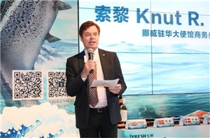▲ 挪威驻华大使馆商务参赞索黎现场推介来自挪威的美味三文鱼