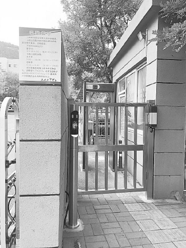 育秀中学校门口安装了人脸识别系统。