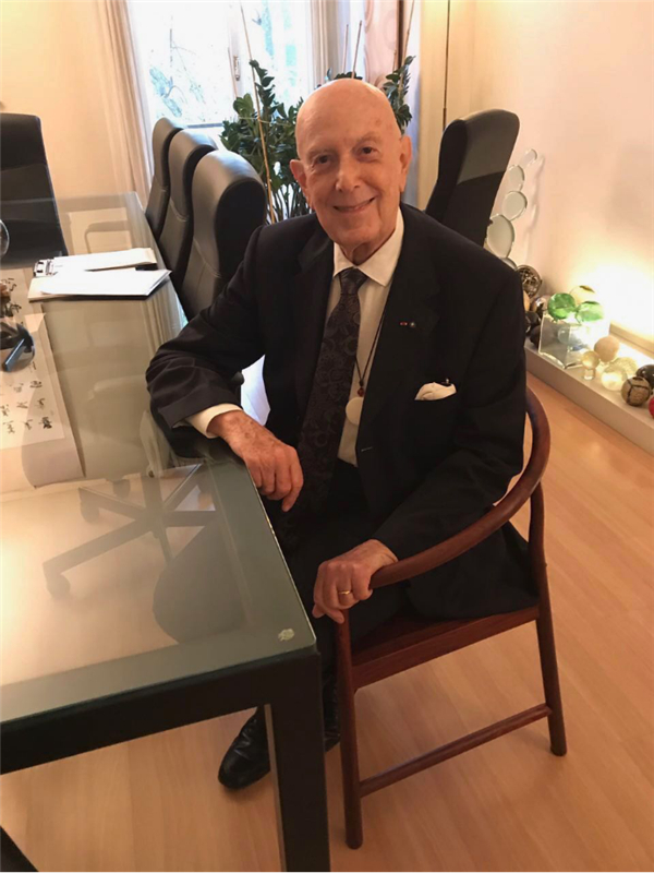 欧洲设计中心主席Mario Boselli以38万元高价收藏合椅