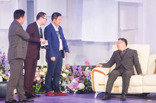   车建新先生化身超级体验官体验“太空舱”