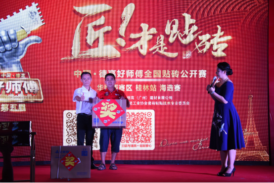 当然，人气最高涨的莫过于现场优惠大签售活动及各种好礼派送！