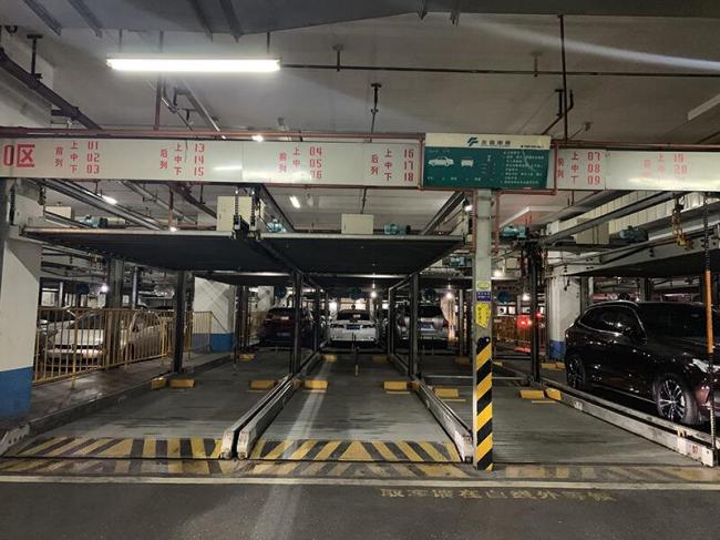 廣州廣百百貨商場車庫的機(jī)械車位，可以正常使用。 黃瓊 攝