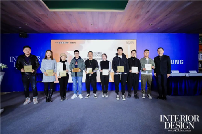 Interior Design China 董事长、出版人赵虎先生为入选榜单二级设计师的设计师、设计师代表颁奖