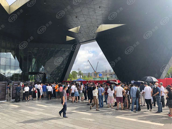 6月23日 深圳金融街华发融御华府选房排队