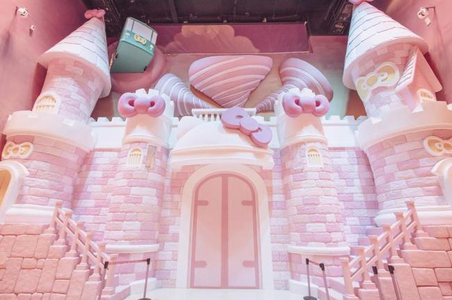 全球**“海派”主题背景,世世茂Hello Kitty上海滩**之旅主题馆通高墙