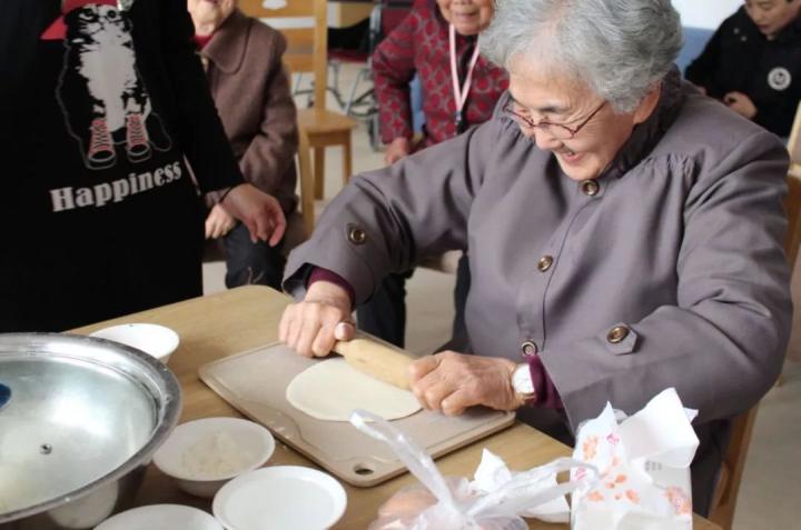 金华绿城颐养中心赵奶奶制作鸡子粿