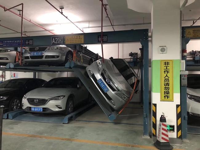 招商金山谷機(jī)械車位發(fā)生傾倒，車子滑落。 業(yè)主供圖