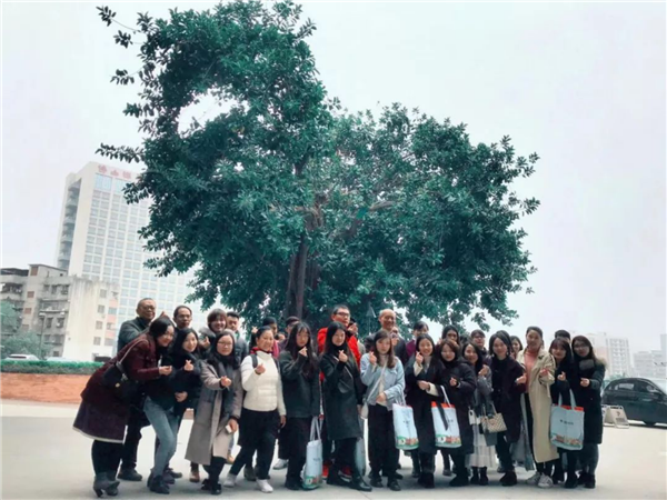 媒体朋友与“倡善神榕”合影留念