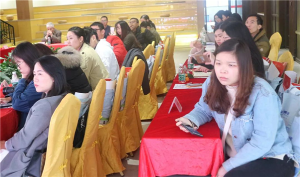 媒体朋友认真听取欧总讲话