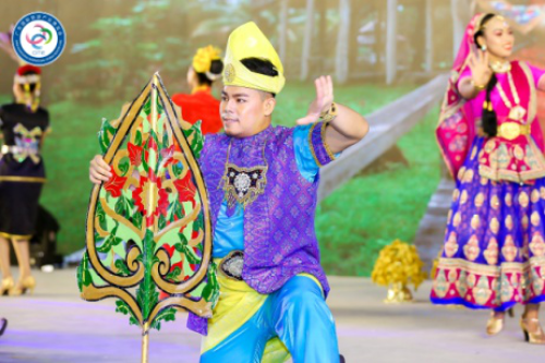 开幕式上，来自主宾国马来西亚的知名舞蹈团带来极具马来西亚风情的舞蹈表演