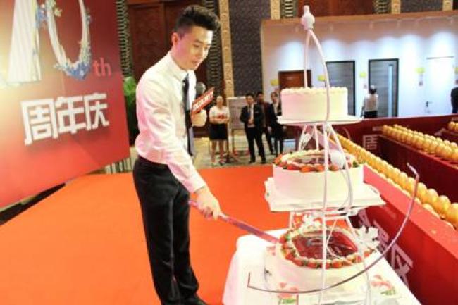 图 许伟杰先生为深圳TATA十周年切蛋糕