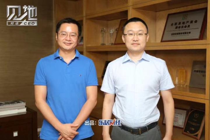 图为对话者乐居财经主编潘宇凌与高一轩先生合影