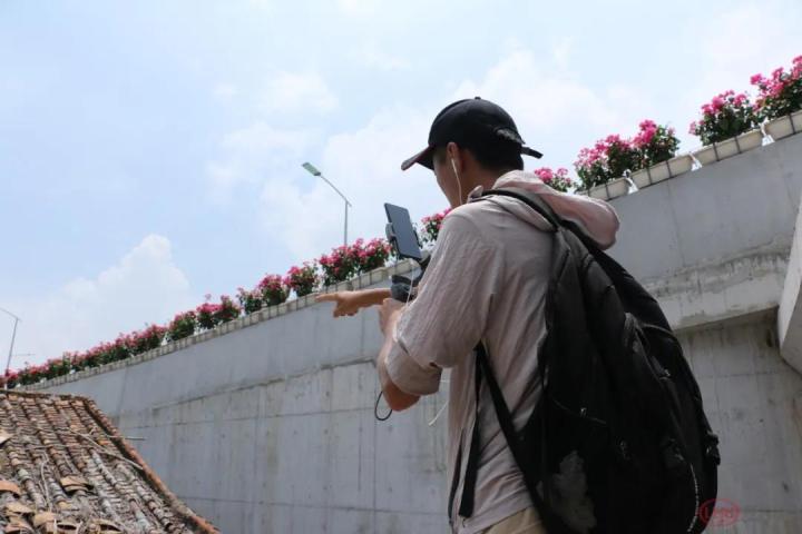 | 乐居到场时，约有3个以上博主在现场通过网络平台直播讲解。
