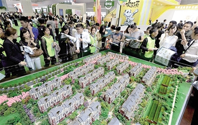 昨日，春季房交会开幕，市民在房交会现场看房选房。 本报记者 杨新宇 摄