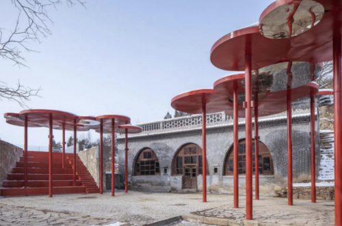 新建的看台、红色伞状装置与老窑洞
Newly built audience grandstand, red umbrella installation and old cave dwelling