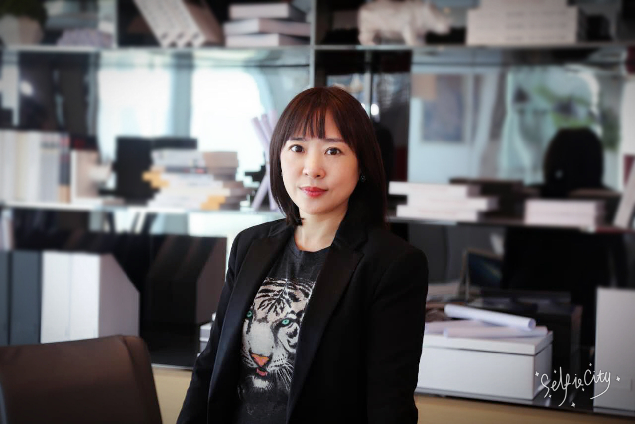 在访谈的过程中,感觉她更像是一位端庄坚毅的女学