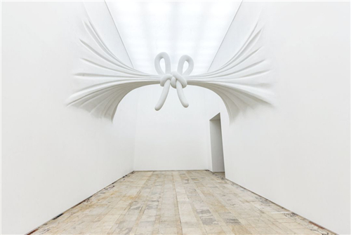 丹尼尔·阿尔轩：流动的雕塑”个展现场，俄罗斯莫斯科VDNH展览中心，2017年，图片提供：艺术家与贝浩登画廊