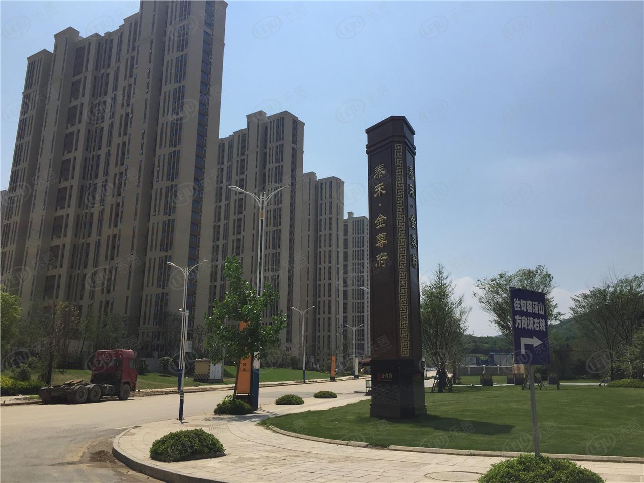 句容泰禾金尊府，地处江苏省南京市仙林东路与和平路交汇处向南300米，价格在11500/平米左右。