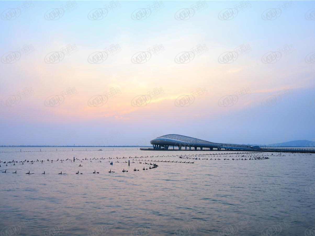 吴江绿地云景，位置在苏州市吴江区太湖新城开平路与映山街交汇处毗邻地铁轻轨4号线周边属于吴江太湖新城版块，价格在33907/平米左右。